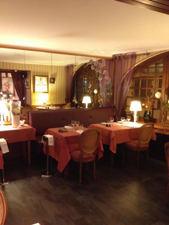 Hotel Auberge La Pomme De Pin Senonches Esterno foto